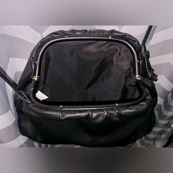 Beautiful Magnetic Closure Crossbody/Shoulder bag! - Picture 6 of 8